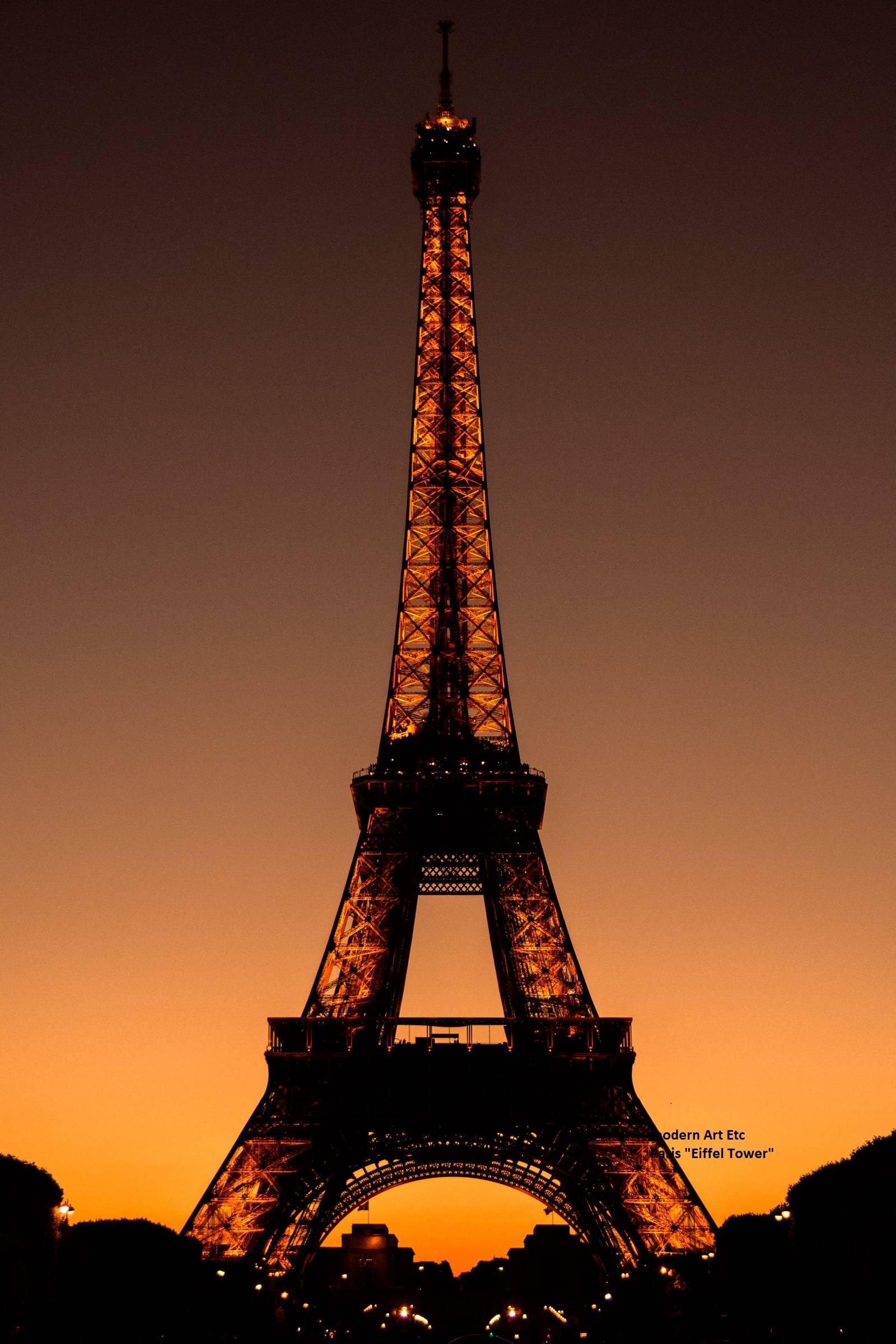 MAE Curates Color Photograph – Pariser Fotografie  „Eiffel Tower I“ –  City City, Architektonische Serie - Großdruck