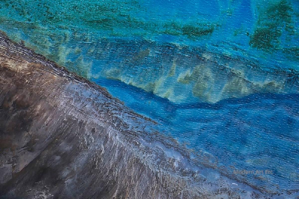 Luftfotografie von Erde, Land, Meer -  Großes Foto, 40 x 60 Zoll, ungerahmt (Zeitgenössisch), Photograph, von MAE Curates
