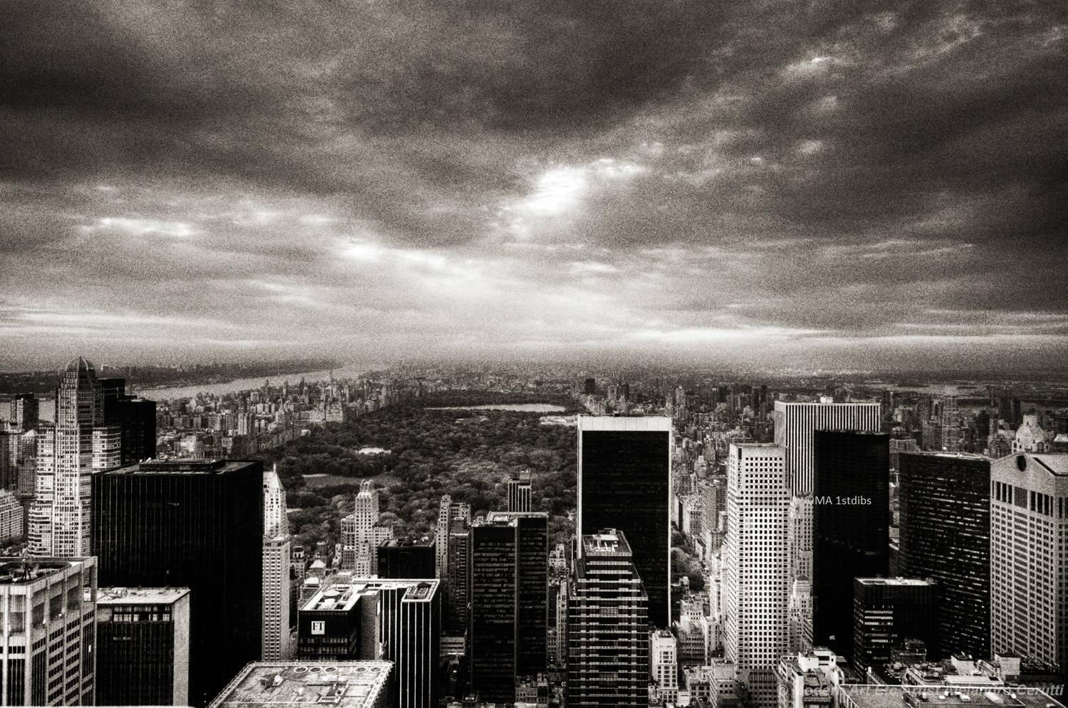 Photographie - New York City landscape art photography black and white - Noir Landscape Photograph par Alejandro Cerutti