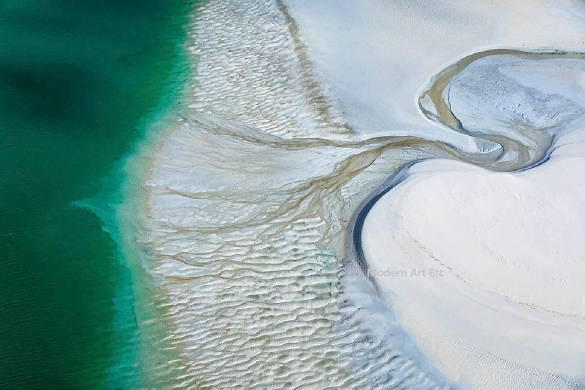 Photographie aérienne de la terre, de la terre et de la mer - Art abstrait de la terre -SB 07 en vente 1