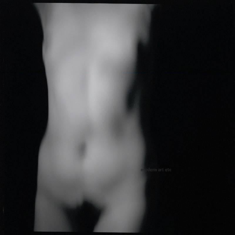 Nude Photograph MAE Curates - 30x30" photographie d'un nu noir et blanc - Nu n.7