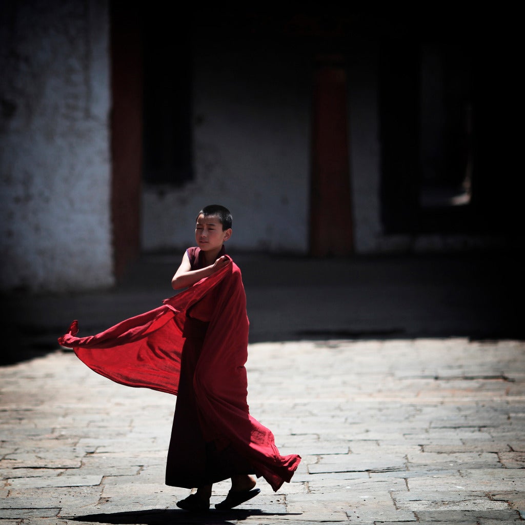 Boy Monk in rotem Robe, Bhutan – ungerahmter Druck