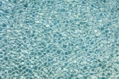 H2O I - photographie abstraite grand format de la réflexion du soleil sur la surface de l'eau de la piscine