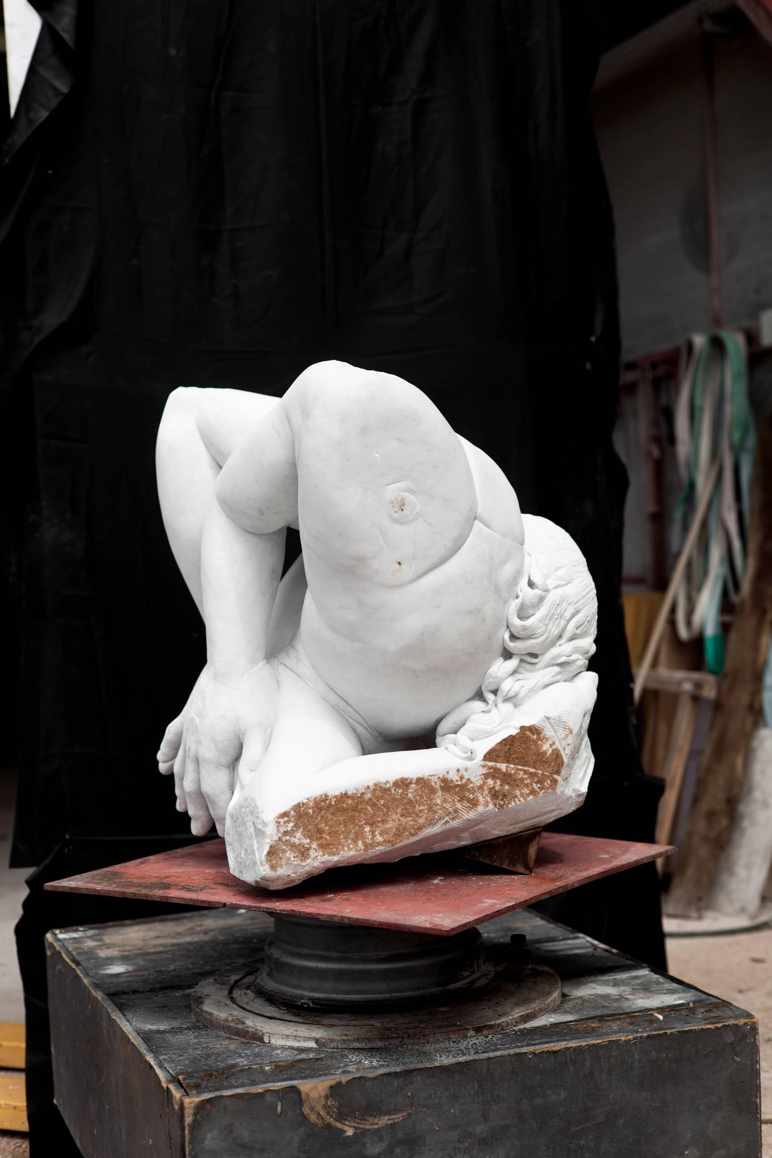 EMBRIONE von Lorenzo Vignoli

auffällige, handgeschnitzte Skulptur aus Carrara-Marmor des zeitgenössischen italienischen Bildhauers Lorenzo Vignoli, die klassische Bezüge und zeitgenössische mediterrane Einflüsse aufweist

Abmessungen der