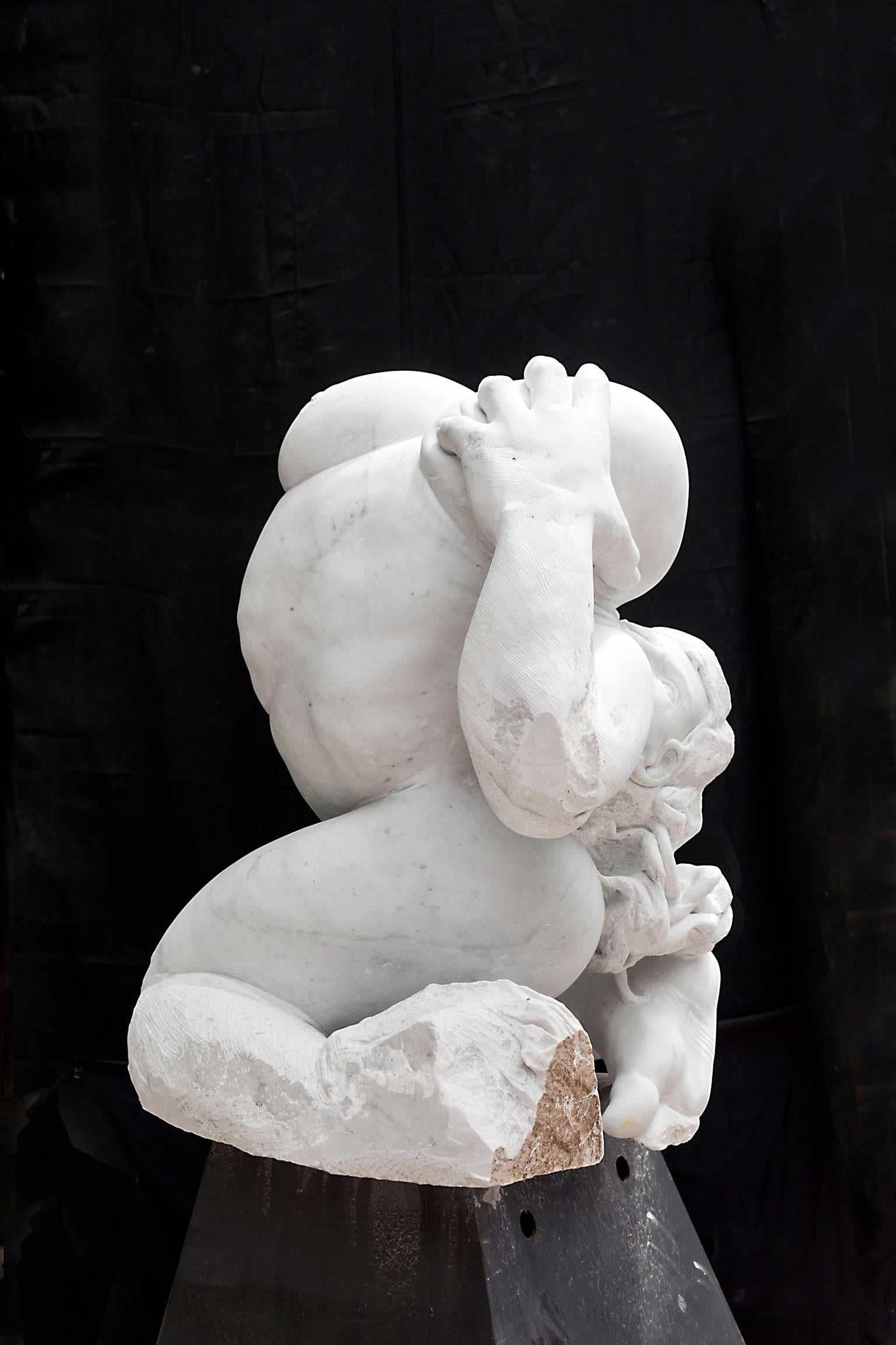 Madre Terra - sculpture figurative en marbre de Carrare sculptée à la main - Contemporain Sculpture par Lorenzo Vignoli