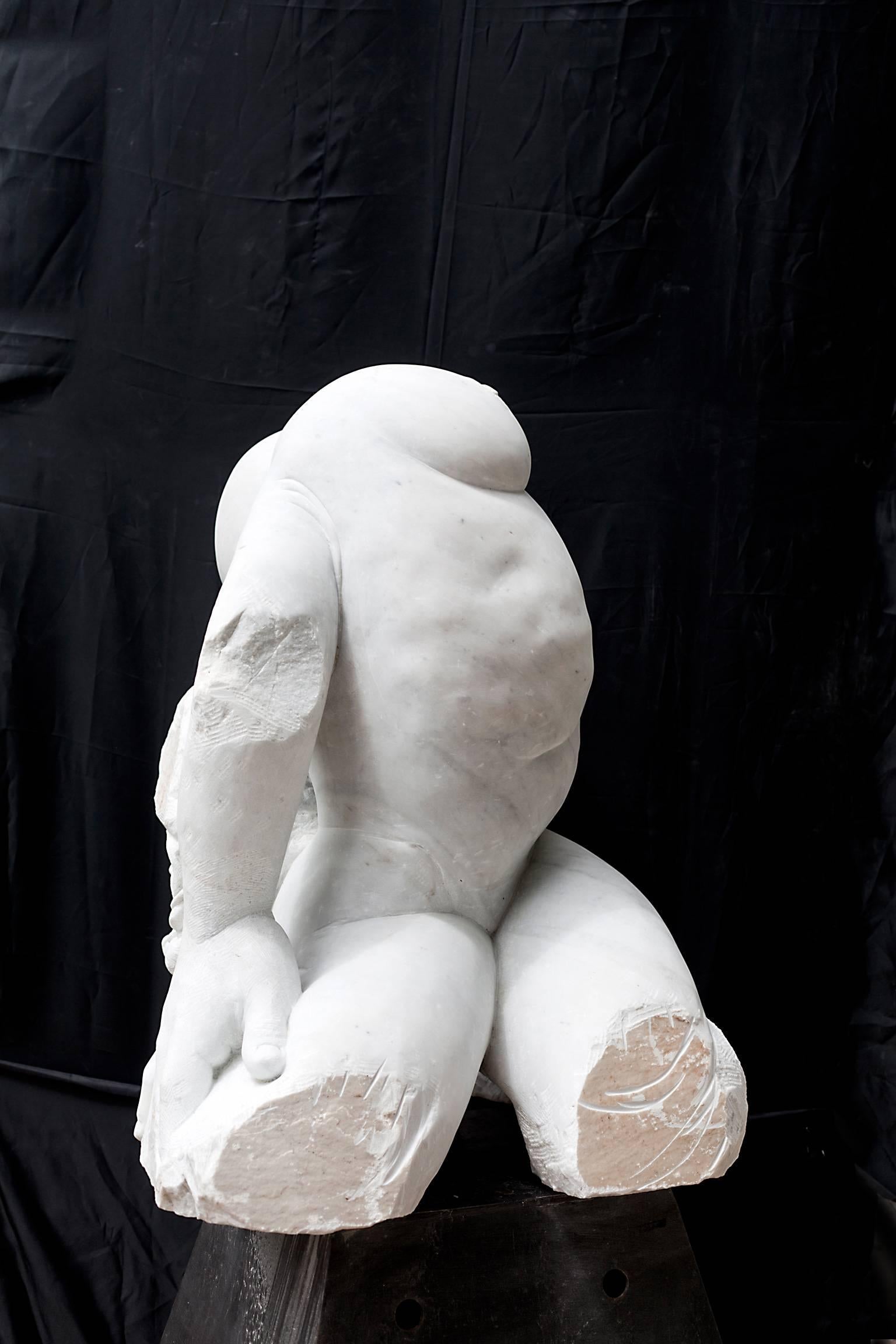 Madre Terra - sculpture figurative en marbre de Carrare sculptée à la main - Sculpture de Lorenzo Vignoli