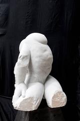 Madre Terra – handgeschnitzte figurative Skulptur aus Carrara-Marmor