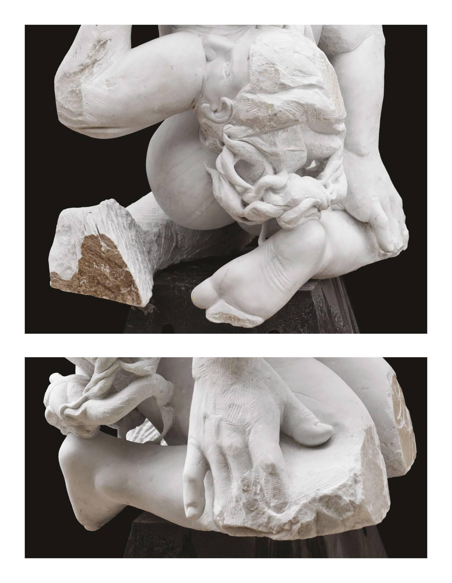 Madre Terra - sculpture figurative en marbre de Carrare sculptée à la main - Gris Nude Sculpture par Lorenzo Vignoli