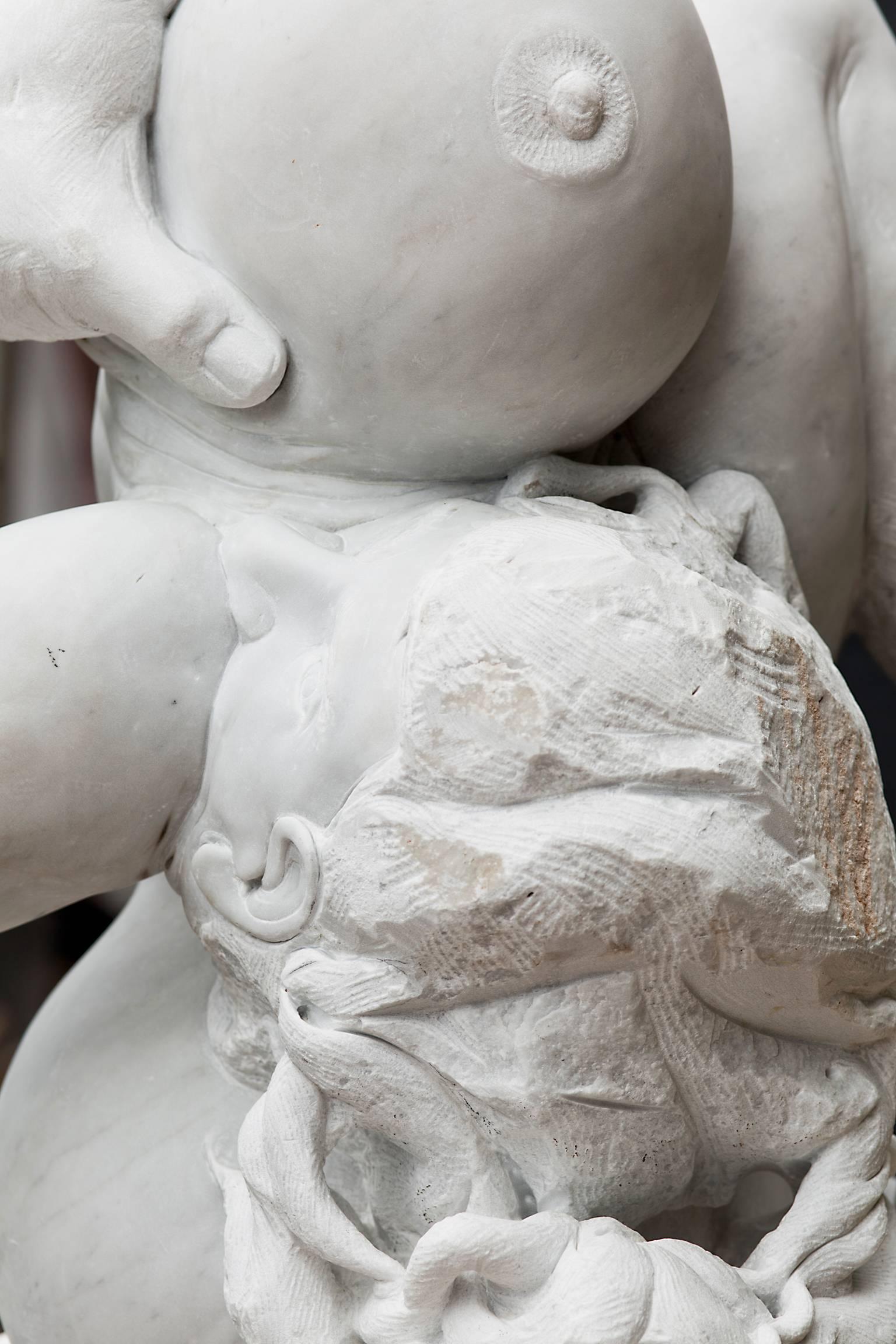 Madre Terra - sculpture figurative en marbre de Carrare sculptée à la main en vente 7