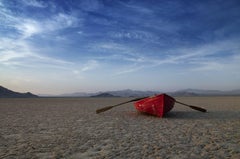 On Land - photographie grand format d'un emblématique bateau à rames en bois sur lit de lac en désert