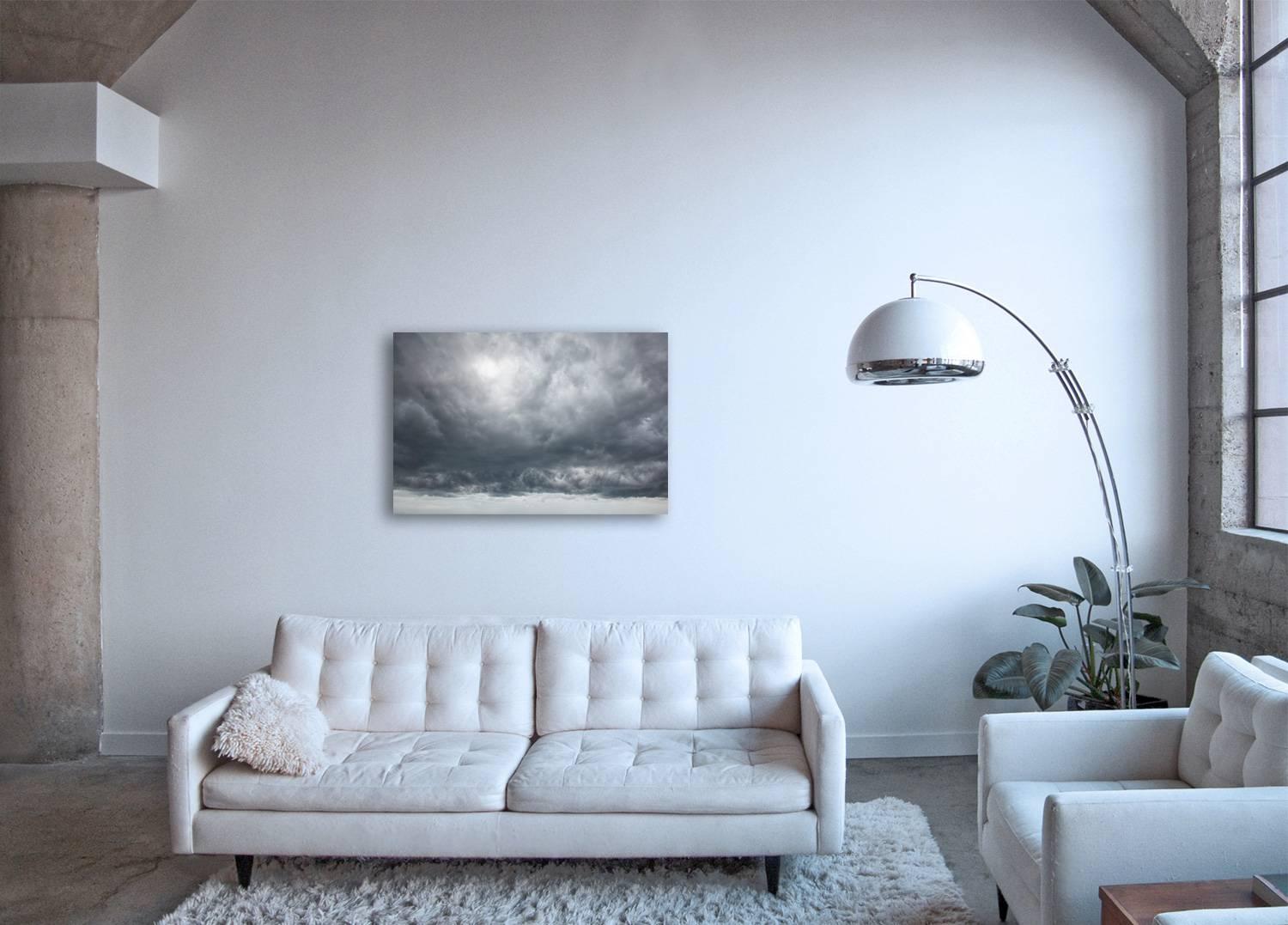 Cloud Study I – Großformatige Fotografie einer dramatischen Wolkenlandschaft mit Wolkenbildhauer (Grau), Abstract Print, von Frank Schott
