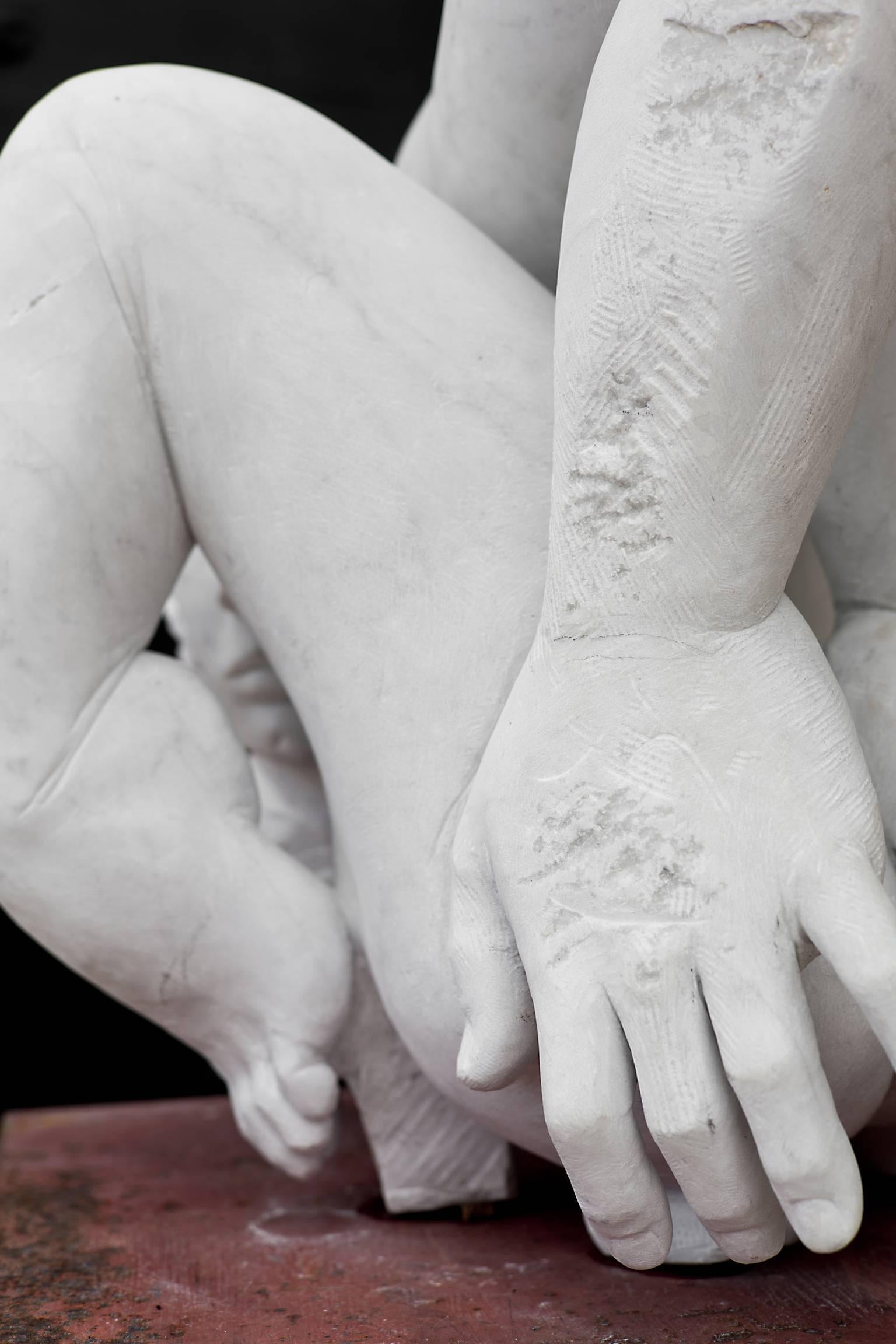 Embrione – handgeschnitzte abstrakte, figurative, nackte Skulptur aus weißem Carrara-Marmor im Angebot 4