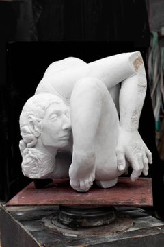 Embrione - escultura abstracta figurativa tallada a mano en mármol de Carrara blanco desnudo
