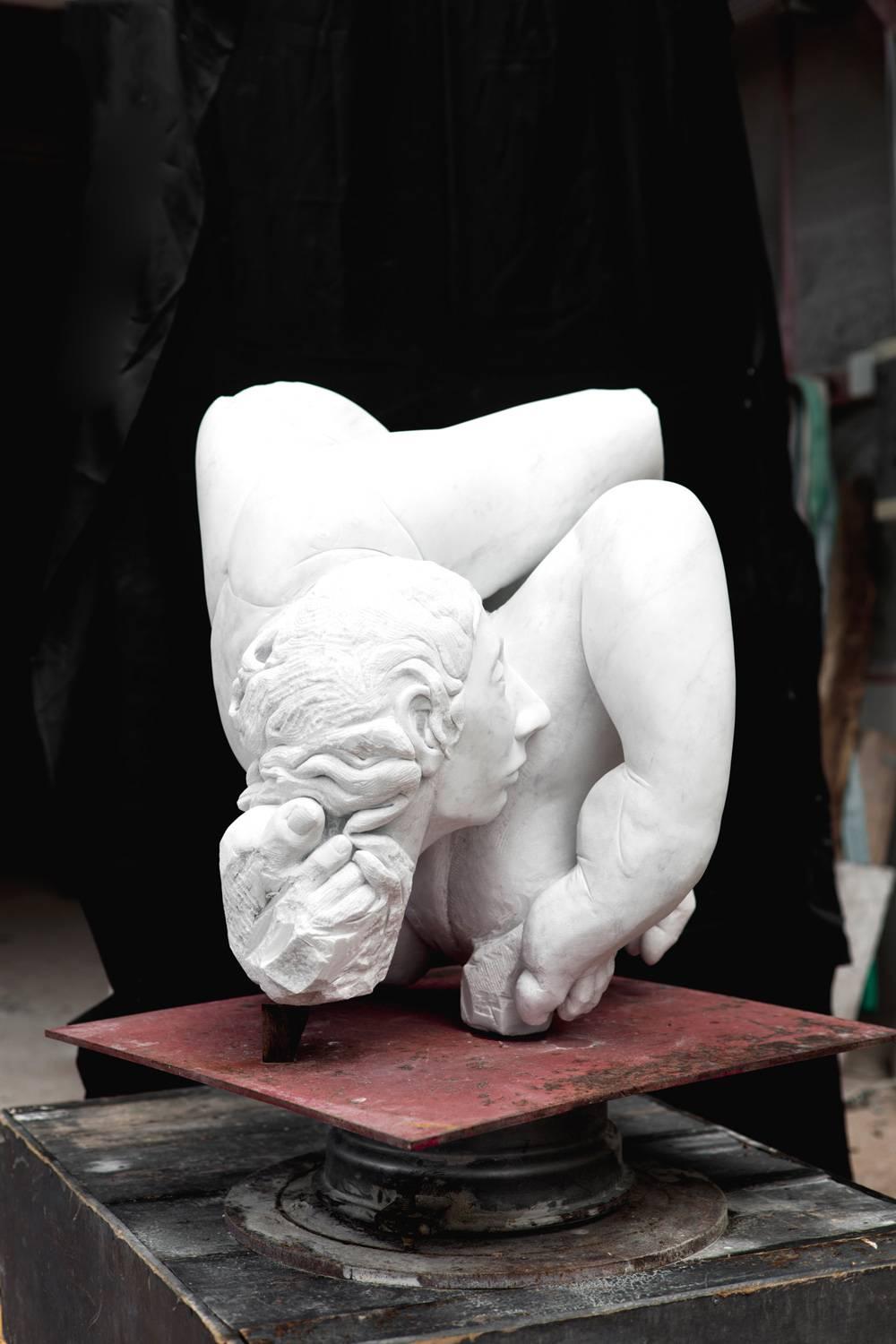 Embrione, sculpture abstraite figurative nue en marbre de Carrare blanc, sculptée à la main - Contemporain Sculpture par Lorenzo Vignoli