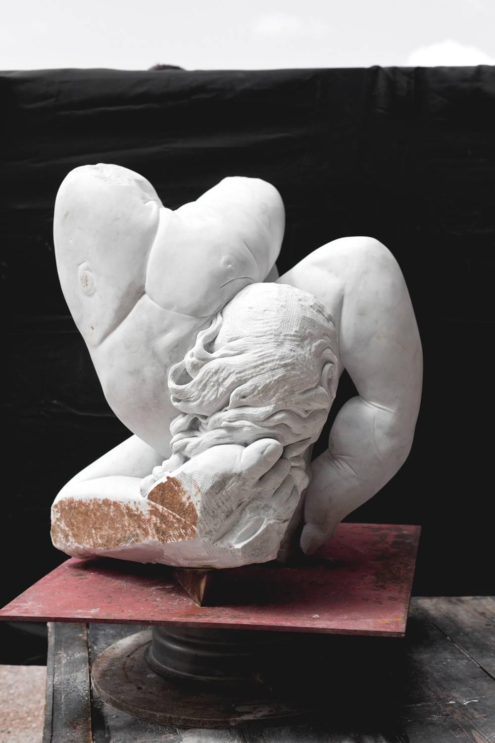 Embrione – handgeschnitzte abstrakte, figurative, nackte Skulptur aus weißem Carrara-Marmor (Grau), Nude Sculpture, von Lorenzo Vignoli