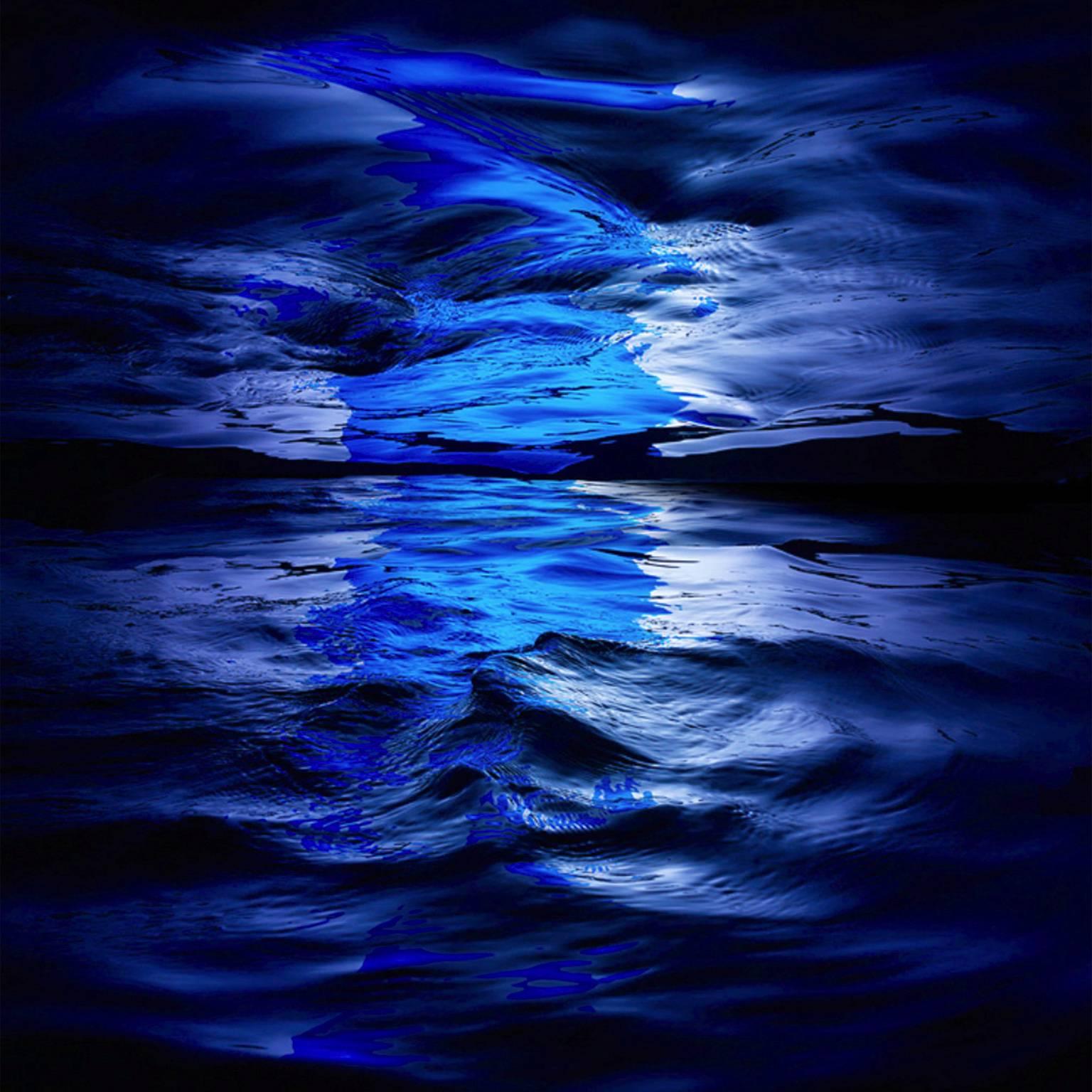 Wave I - paesaggio liquido astratto di grande formato con una tavolozza di colori azzurri e blu lapis