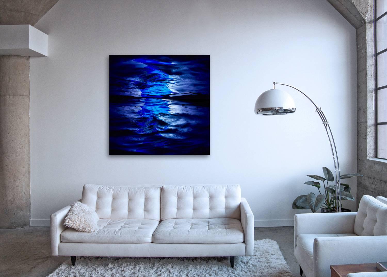 Wave I - paysage liquide abstrait grand format en palette de couleurs bleu azur et lapis  - Print de Christian Stoll