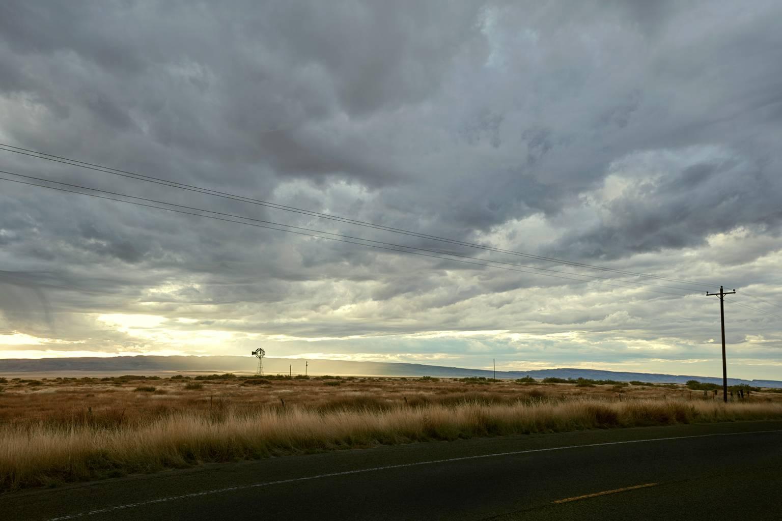 Frank Schott Landscape Photograph – Marfa ( Texas) – Großformatige Fotografie dramatischer Wolken über endlosen Feldern
