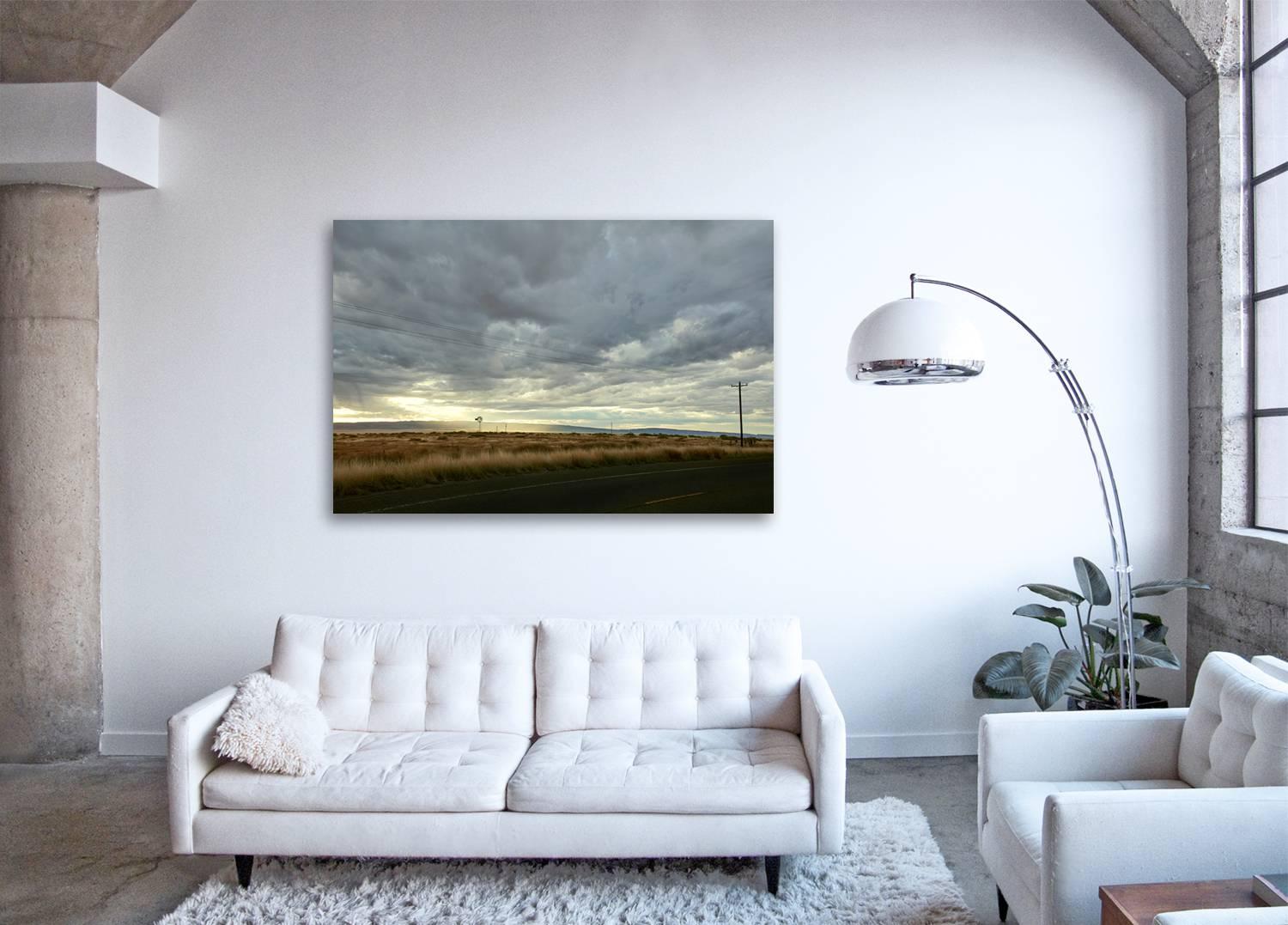 Marfa ( Texas) – Großformatige Fotografie dramatischer Wolken über endlosen Feldern (Zeitgenössisch), Photograph, von Frank Schott