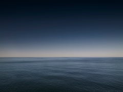 Paisaje marino I (enmarcada) - fotografía de gran formato de horizonte y mar monocromáticos