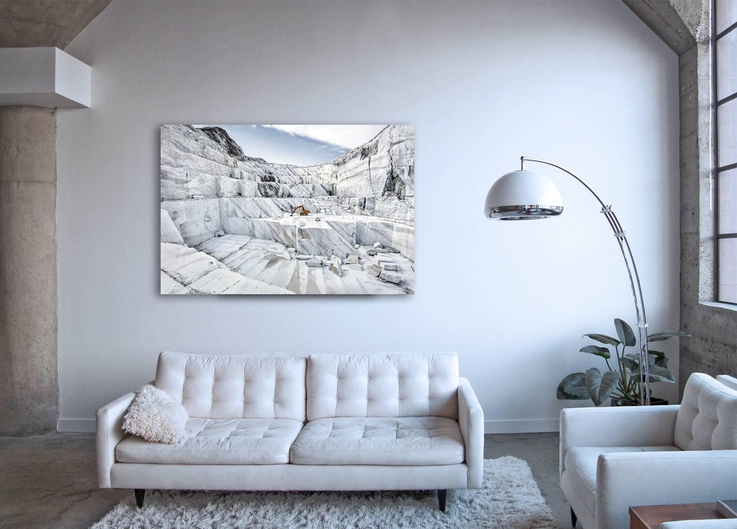 Marmo di Carrara (gerahmt)  Groformatfotografie eines italienischen Marmorbruchs – Photograph von Frank Schott