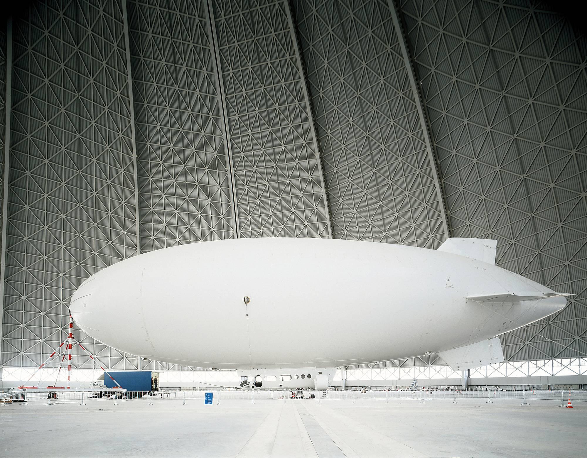 Zeppelin (gerahmt) – monumentale Fotografie eines ikonischen Pionierflugzeugs in Hangar