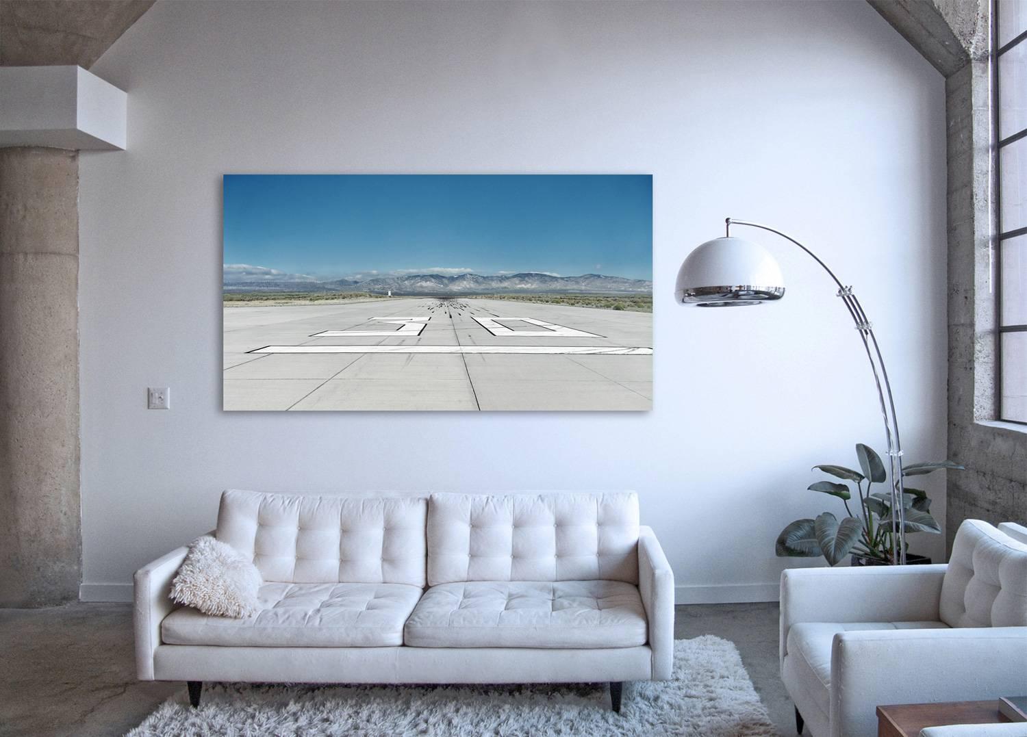 Laufsteg – Großformatfotografie des ikonischen Flughafen-Laufsteg-Teppichs – Photograph von Frank Schott