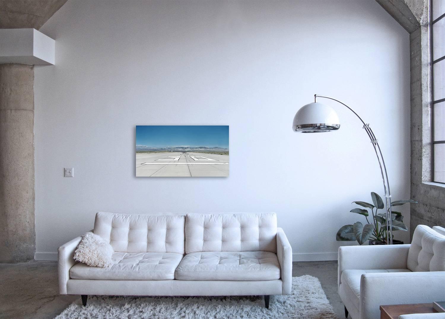 Pista - fotografia di grande formato dell'asfalto della pista di un iconico aeroporto del deserto - Photograph Contemporaneo di Frank Schott