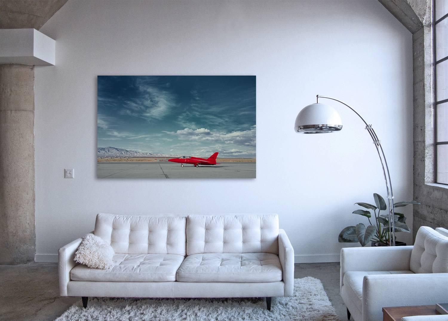 Roter Jet – ikonisches Vintage- Privatjet auf Tarmac auf Wüsten-Flugzeug (26 x 40