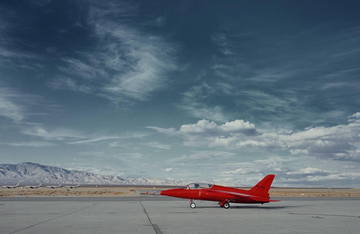 Frank Schott Landscape Print – Roter Jet – ikonisches Vintage- Privatjet auf Tarmac auf Wüsten-Flugzeug (26 x 40")