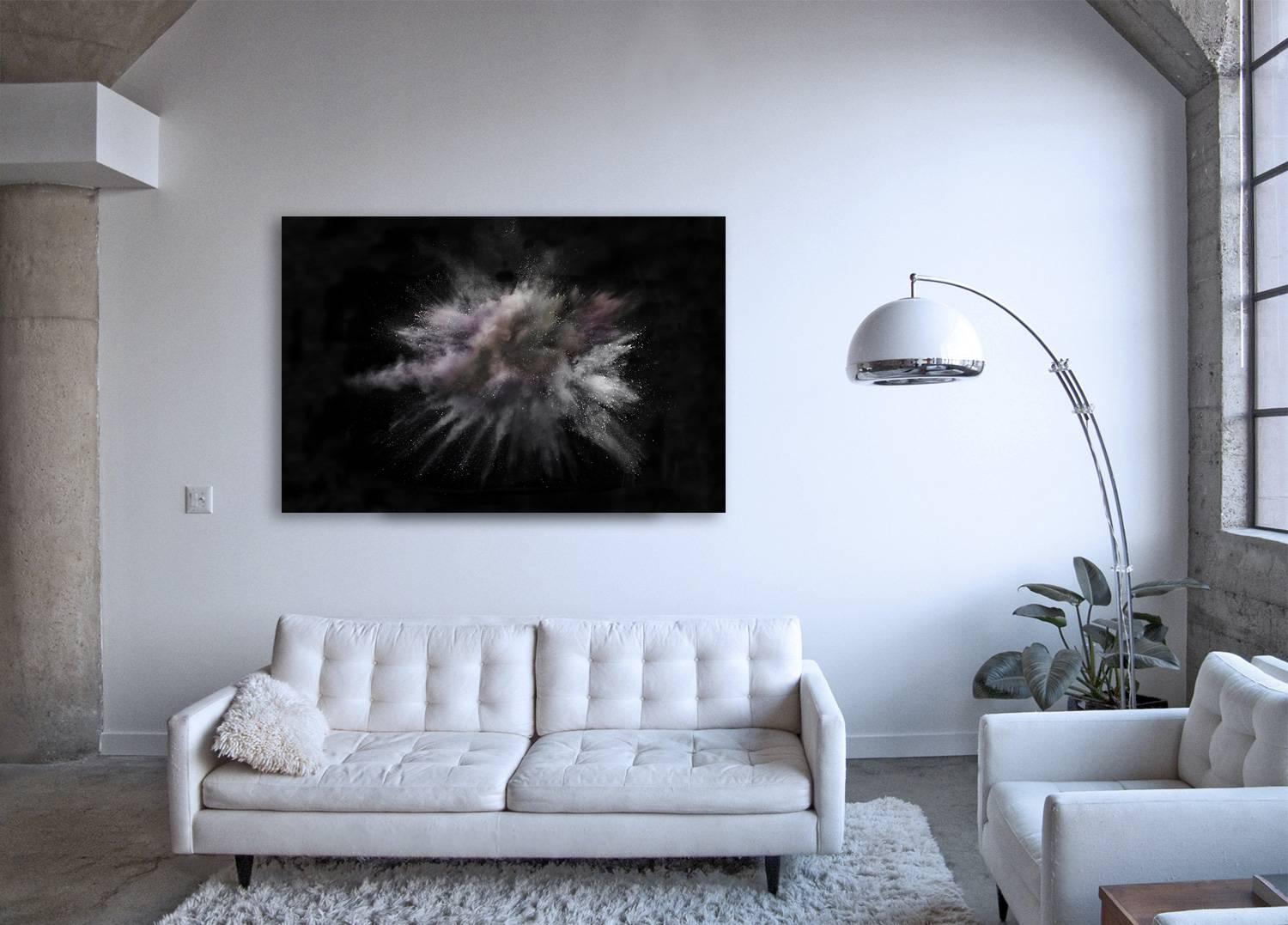 Burst II - photographie abstraite à grande échelle d'explosions de couleurs caleidoscopiques - Noir Color Photograph par Christian Stoll