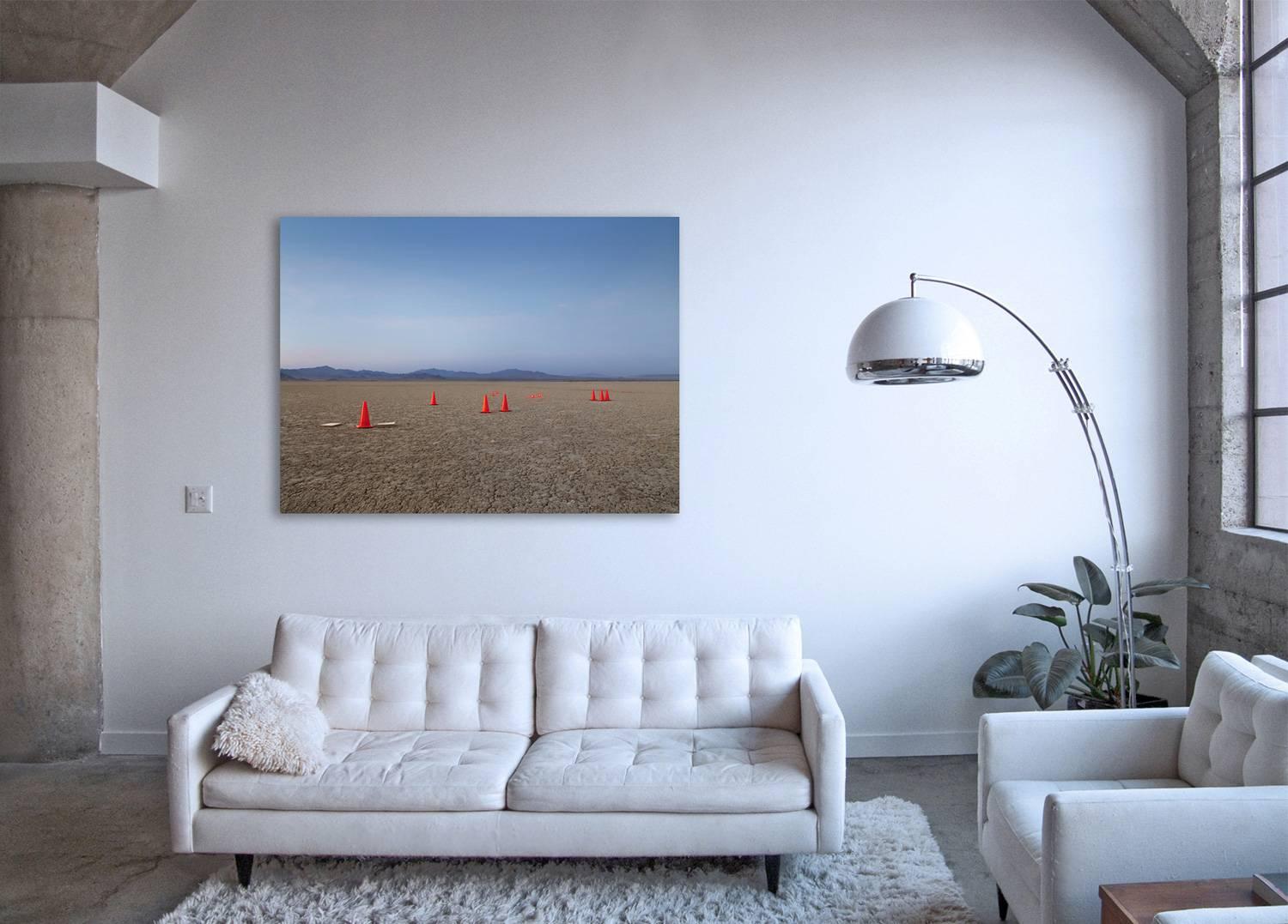 Coni - fotografia su larga scala di arte concettuale in un paesaggio desertico - Landscape Print Grigio di Frank Schott