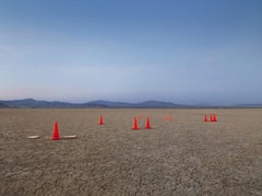 Cones - photographie à grande échelle d'art conceptuel dans un paysage désertique