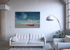 Red Jet - icónico avión privado de época en la pista de un aeropuerto desierto (48 x 74")