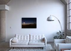 Yes One - fotografia di grande formato di un cartello motivazionale concettuale di notte