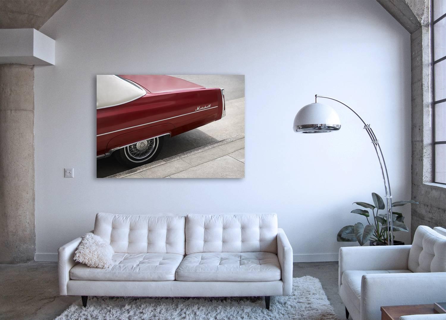 Marshall - Großformatiges Foto eines ikonischen Kirschroten Cadillac-Autos – Print von Frank Schott