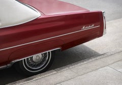 Marshall - Großformatiges Foto eines ikonischen Kirschroten Cadillac-Autos