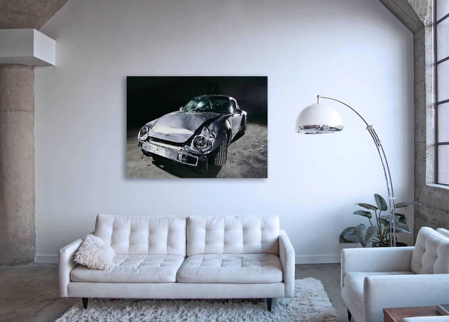 NINE-ONE-ONE (Porsche 911) – großformatige Studiofotografie eines verunglückten Autos – Photograph von Frank Schott