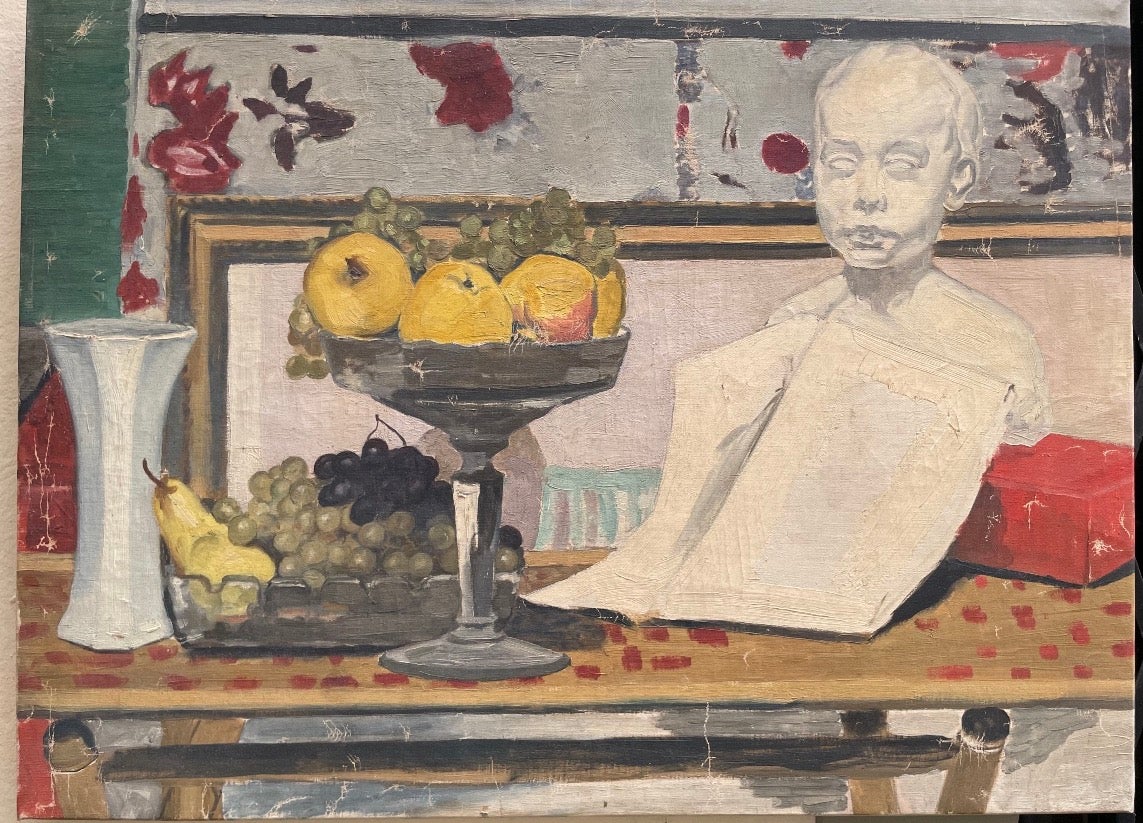 Henry Déziré (1878-1965), Nature morte d'atelier avec buste et fruits

Huile sur toile
81 × 60 cm
Vers 1930

Cette nature morte rassemble une corbeille de fruits, des grappes de raisin, une poire et un vase, aux côtés du buste d'un jeune personnage.