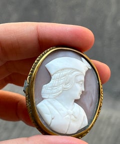 Coquille représentant un profil féminin en costume de la Renaissance. Italie, milieu du XIXe siècle