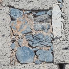 Muro antico con finestra piena di pietre