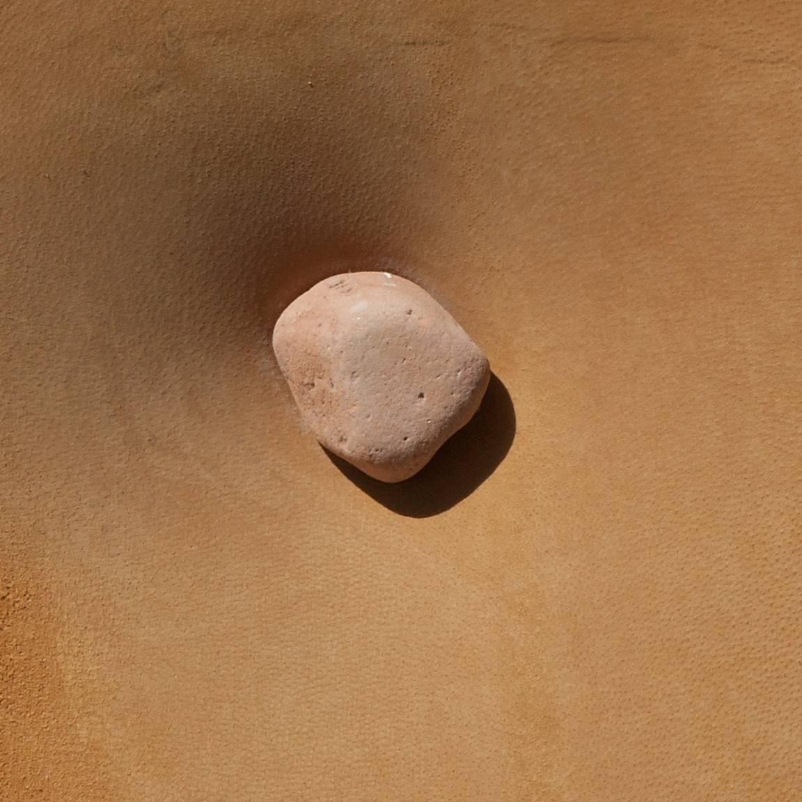 Incantevole - Opera d'arte in pelle, scultura in pietra, arte moderna italiana, minimalista - Sculpture Assemblage di Angelo Canevari