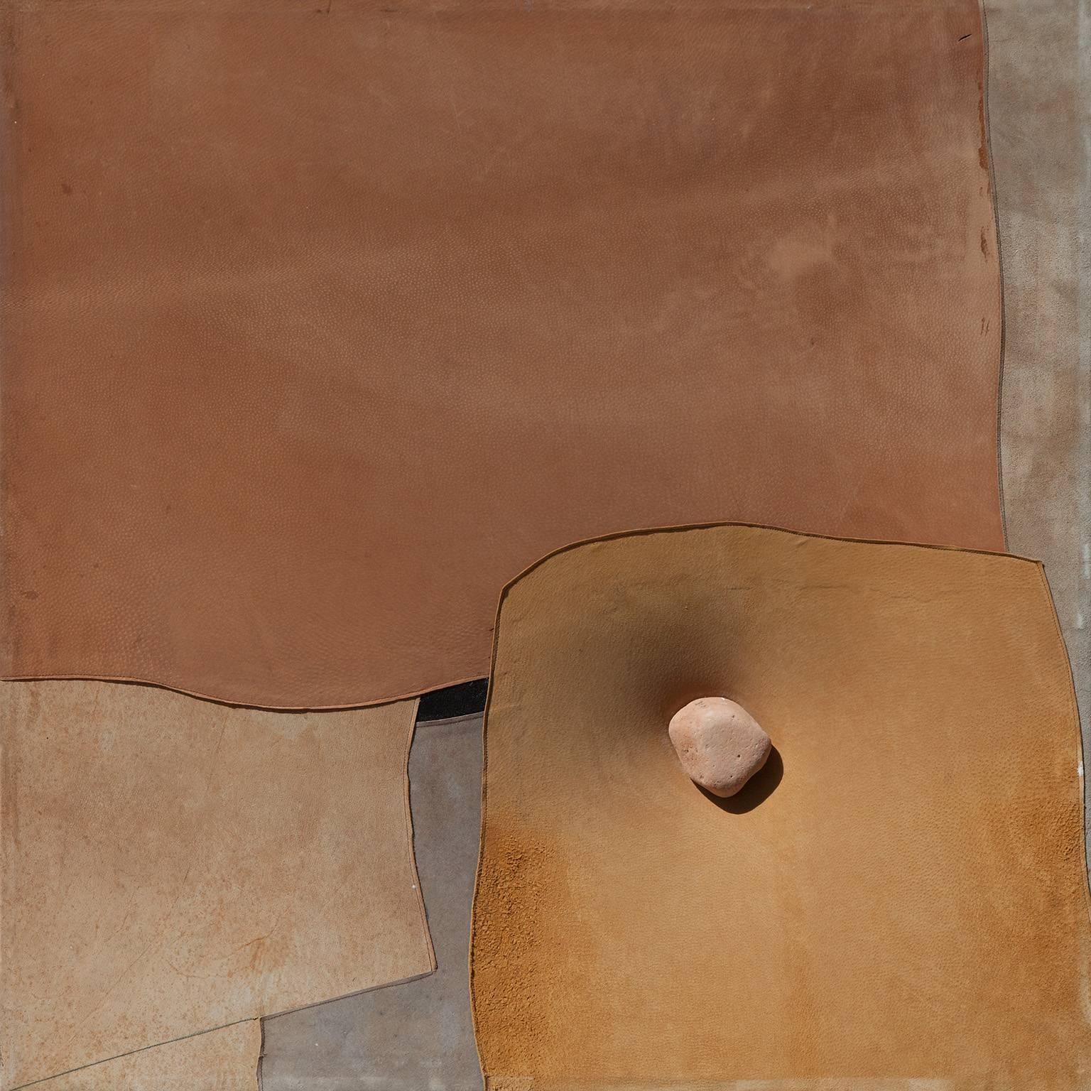 Encantador - Obra de arte en cuero, Escultura en piedra, Arte moderno italiano, Minimalista