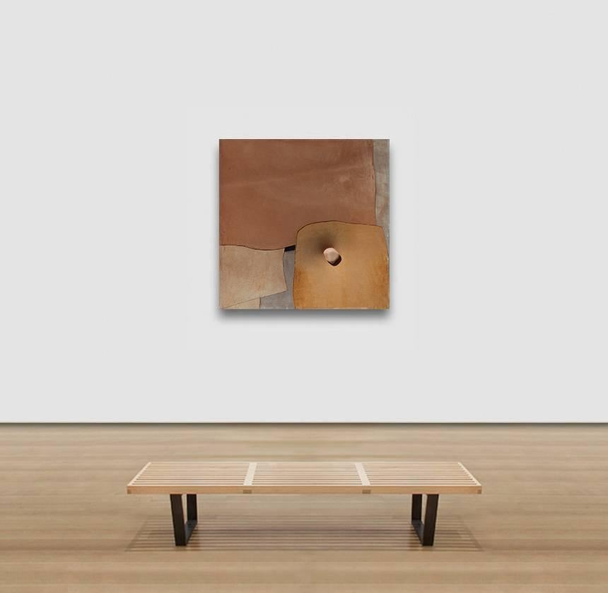 Mirabile di Angelo Canevari è un'opera sorprendente e tattile che mette in mostra la capacità dell'artista di trasformare i materiali organici in una dichiarazione profonda. Utilizzando pelle e pietra, Canevari crea una composizione minimalista ma
