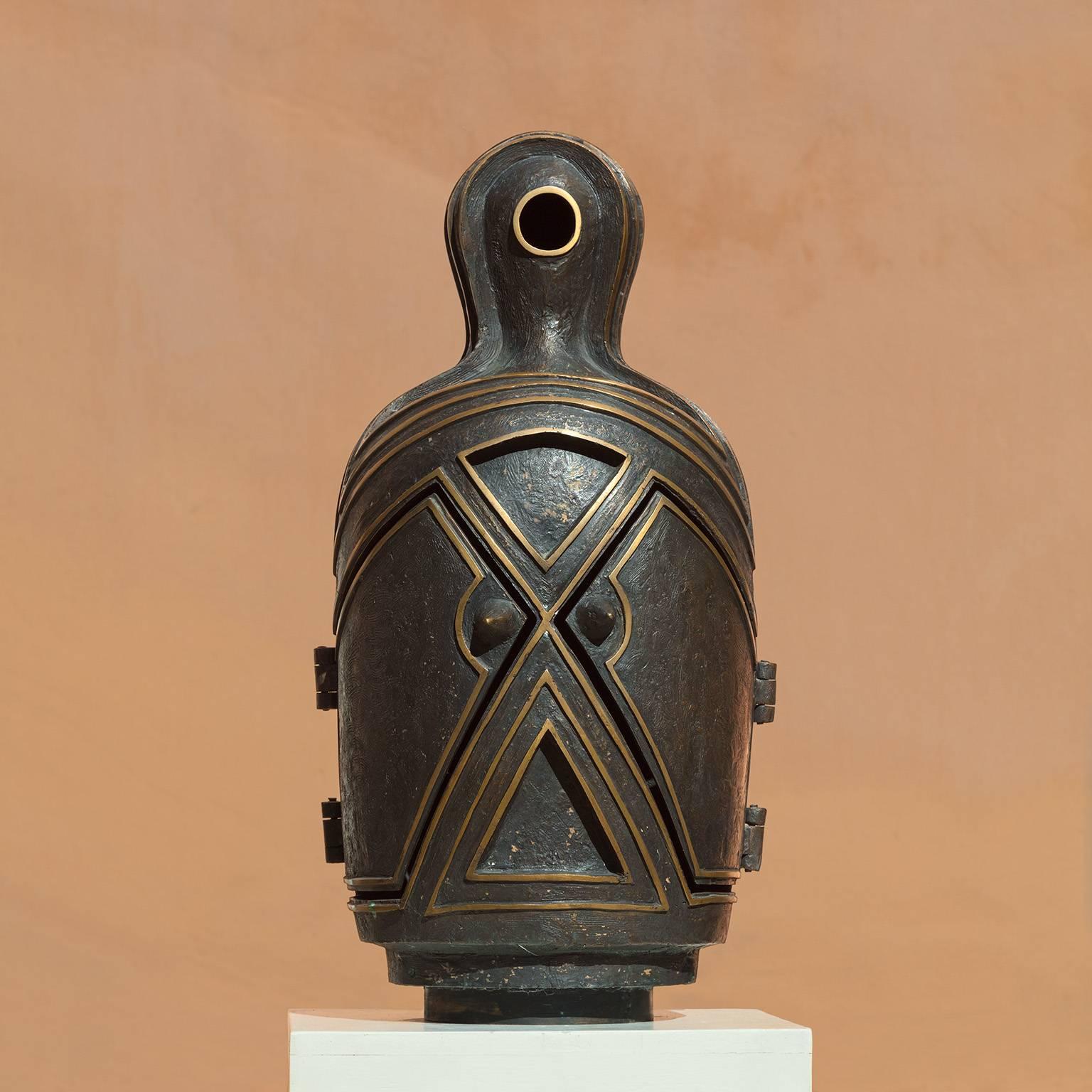 Canopo – Bronzeskulptur mit geheimen Fächern, Gedenkurne, Antropomorphe Skulptur (Gold), Figurative Sculpture, von Angelo Canevari