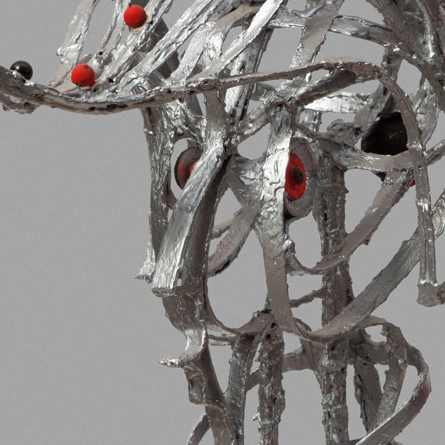 Commander - Surrealistische Büste aus Harz und Metall mit silberner Farbe (Silber), Figurative Sculpture, von Angelo Canevari