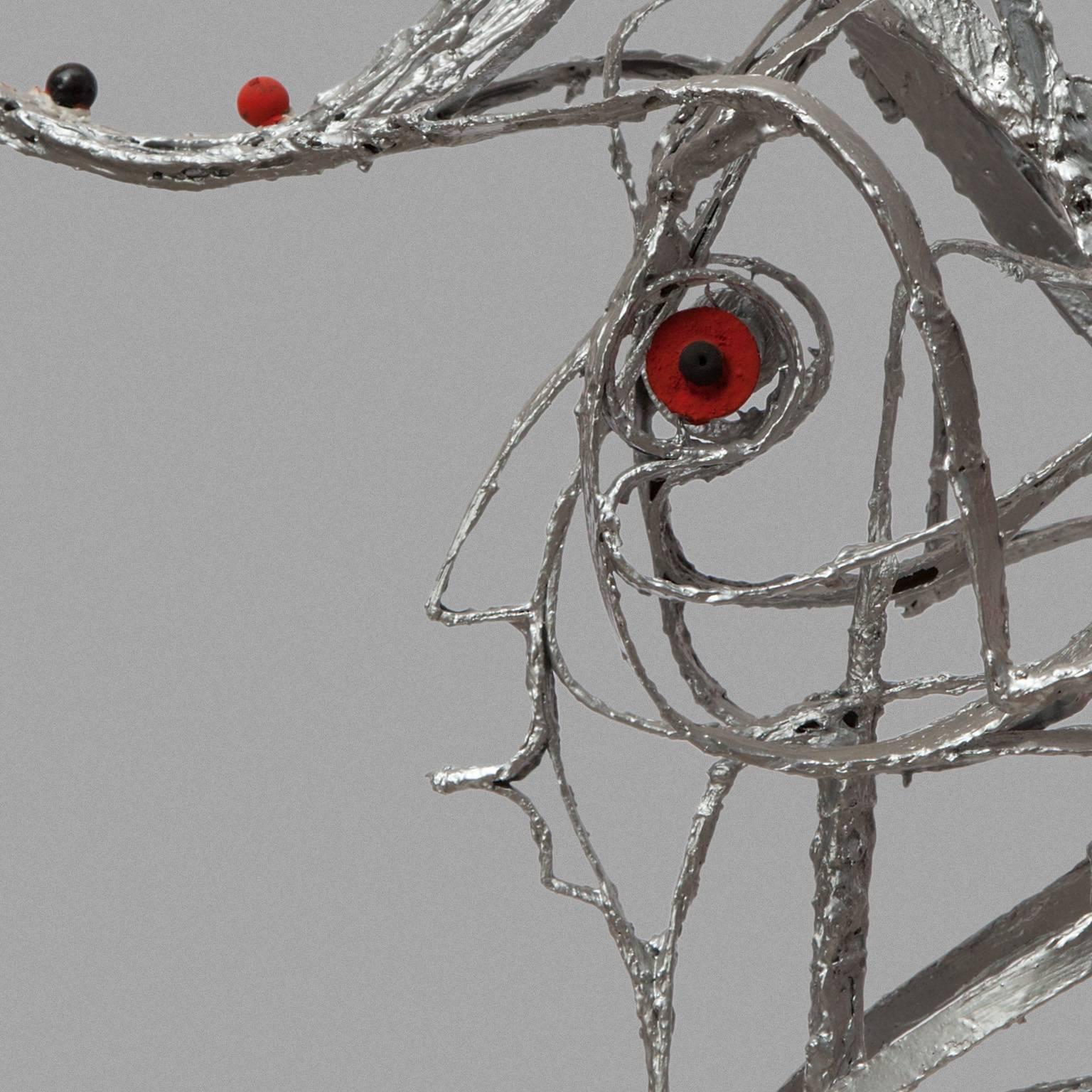 Commander - Surrealistische Büste aus Harz und Metall mit silberner Farbe (Surrealismus), Sculpture, von Angelo Canevari