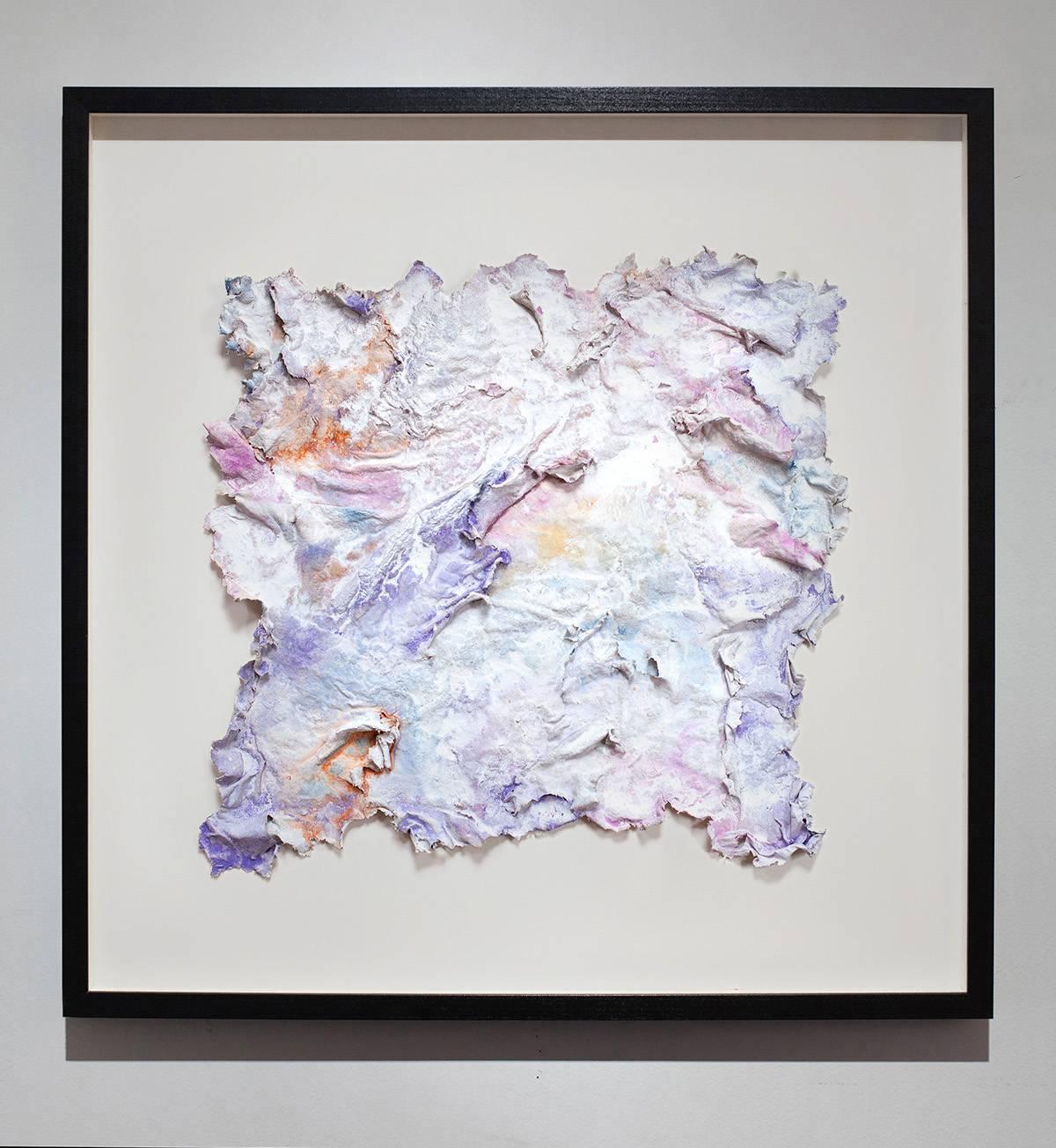 "Charta: Niveus" (Paper: White in Latin) belongs to the series of works on paper that Ruggero Vanni has created since 2009. It all begins by casting several layers of handmade paper one over another to create a wavy and tempestuous