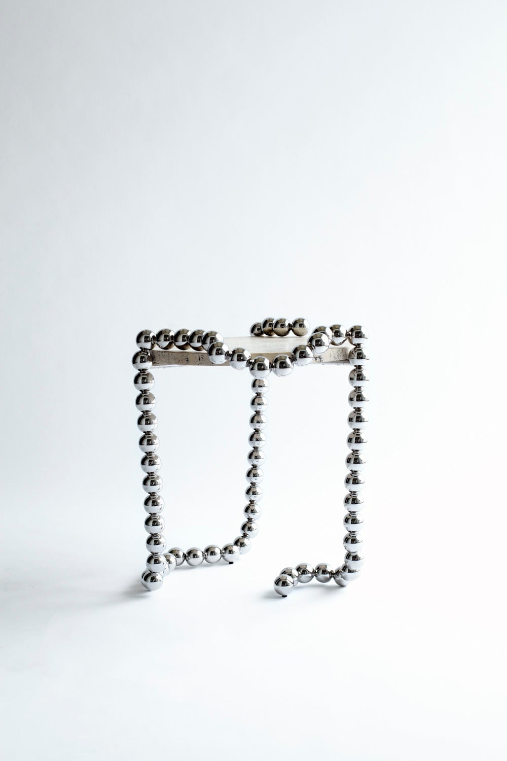 Necklace round side table - Sculpture by Mattia Bonetti