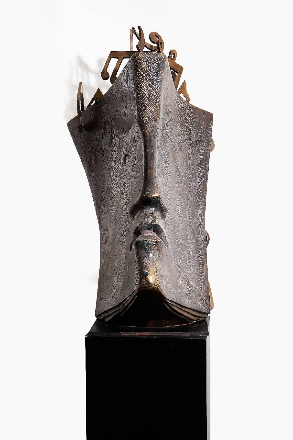 Jacques le Bescond 
Livre de musique
2010 
103 x 63 x 57 cm
Edition II/VIII

Jacques Le Bescond, né en 1945, a commencé à sculpter dès son enfance.  Passionné et autodidacte, il aborde la sculpture par la taille directe, d'abord en bois et en marbre